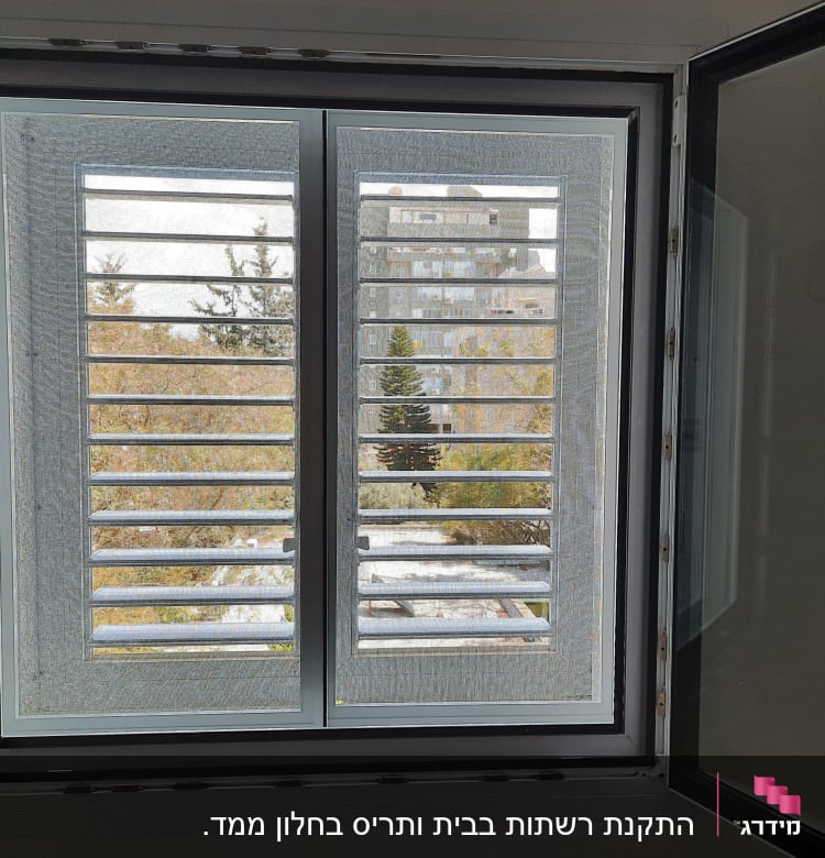 חלון אלומיניום עם תריסים פתוחים חלקית